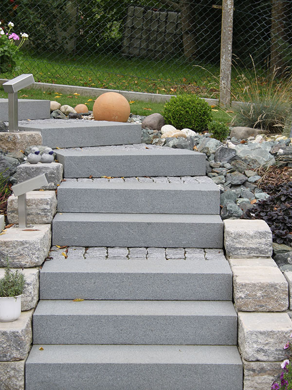 Treppe mit Blockstufen in grau