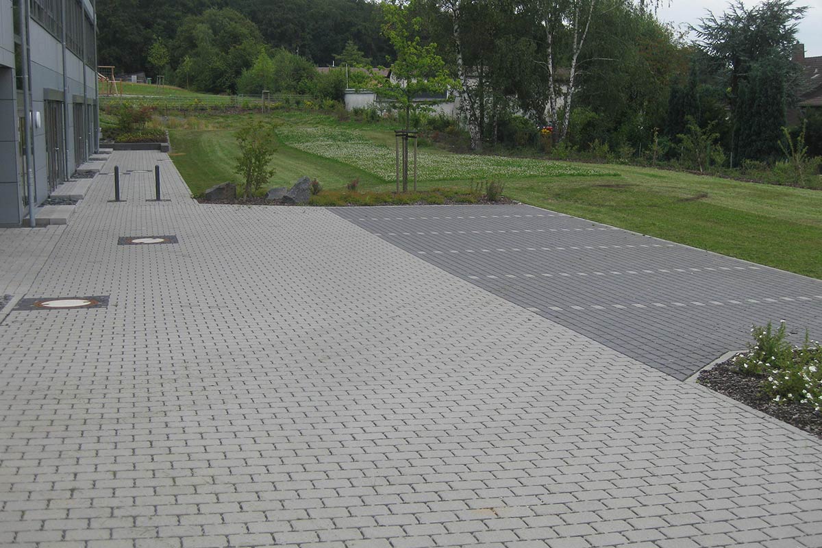 Parkplatz mit Dom Auqa-Flor in grau