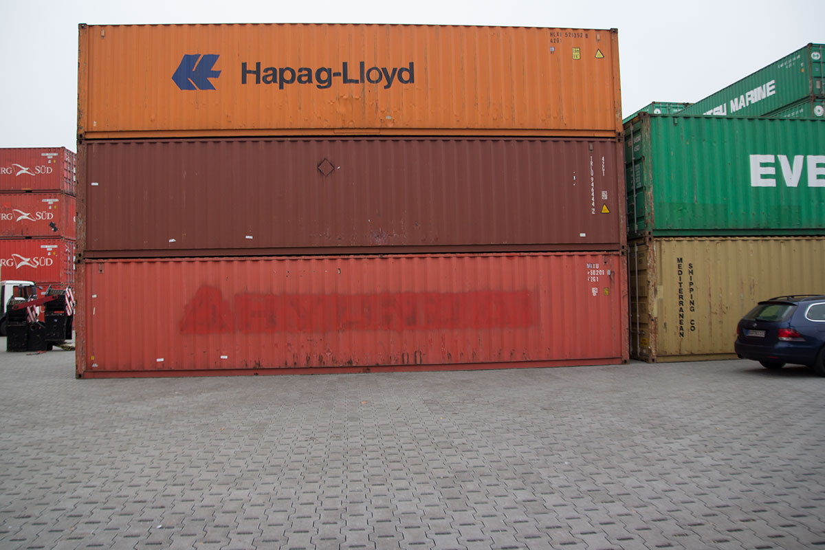 Container Lagerplatz mit Doppelverbund in grau