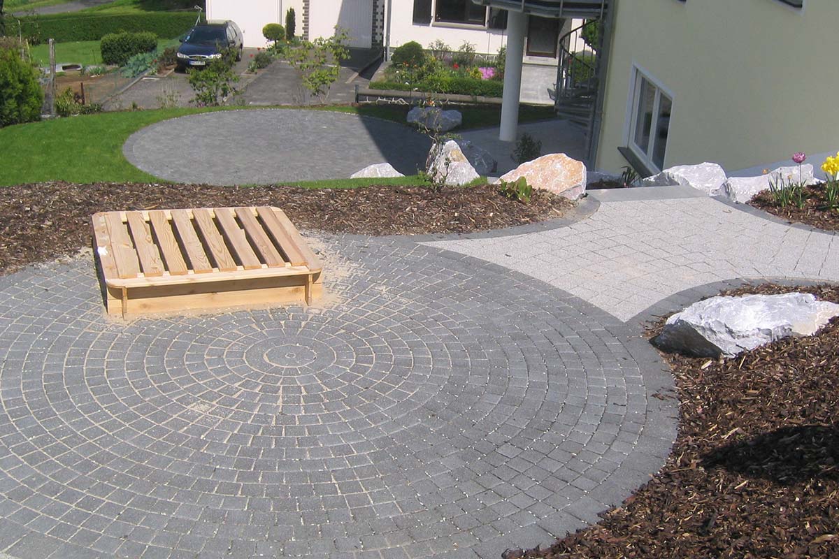 Gartenplatz mit Kreispflaster in grau